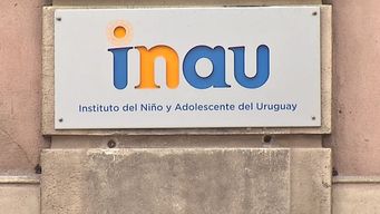 buscan a nino de 2 anos y a sus padres: se lo llevaron de hogar de inau por una ventana