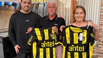 hinchas de penarol transfirieron dinero perdido y el club regalo dos camisetas firmadas a la pareja estafada en venta de panchos