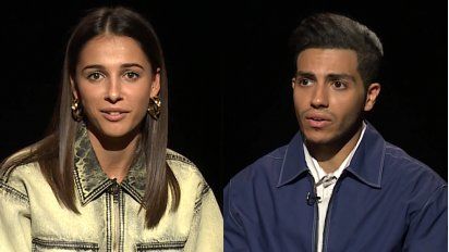 mena massoud y naomi scott, los protagonistas de aladdin mano a mano con jackie rodriguez stratta