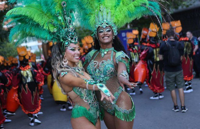 Foto: FocoUy. Desfile de Llamadas del viernes por Isla de Flores.