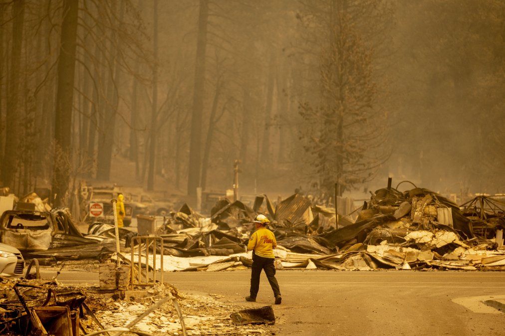 Un bombero inspecciona un centro de la ciudad destruido durante el incendio de Dixie en Greenville, California &nbsp;