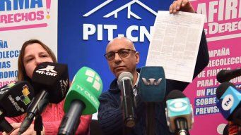 Presidente del PIT-CNT Marcelo Abdala tras firmar la papeleta para el plebiscito. Foto: FocoUy.