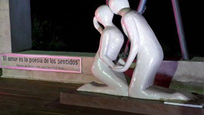 vidalin inauguro  el monumento al amor a orillas del rio yi: aqui es donde las parejas se perdonan las culpas