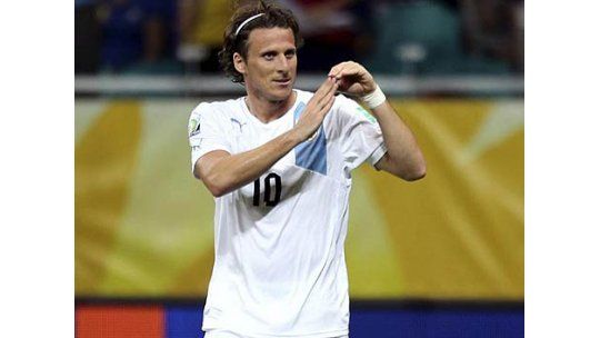 Forlán jugó su partido 100 y vuelve a ser goleador histórico