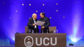 universidad catolica reconocio como honoris causa a enrique iglesias y afirmo que uruguay le abrio las oportunidades