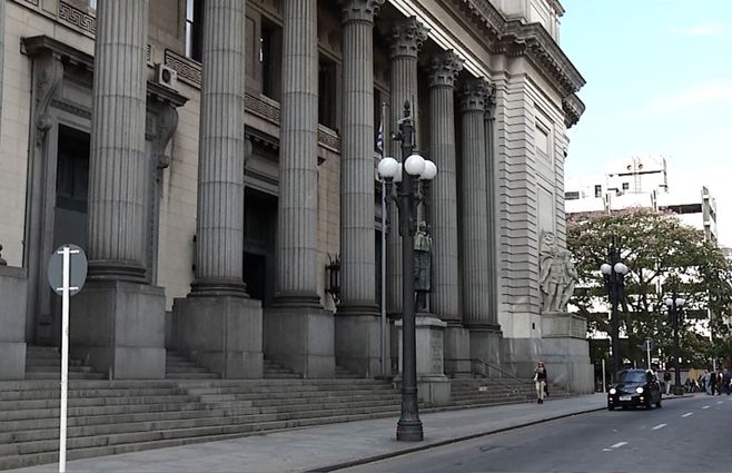 Casa central del BROU en Ciudad Vieja, Cerrito entre Solís y Zabala.