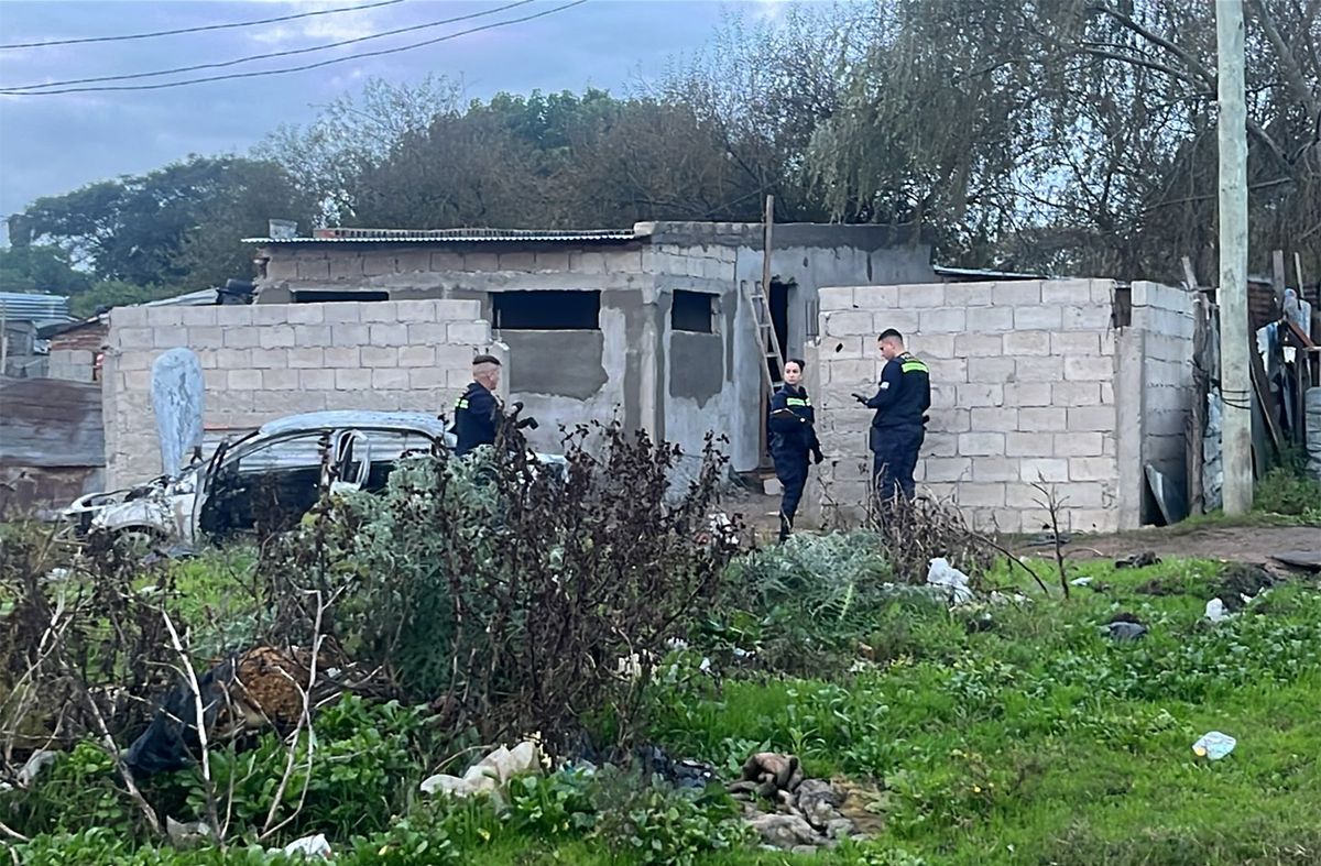 Balacera dejó a cinco hombres heridos y un auto incendiado en el barrio Cotravi