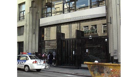Murió hombre tras caer mientras limpiaba vidrios en Ministerio