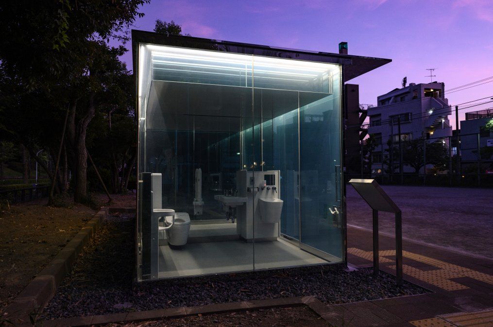 Un inodoro transparente diseñado por Shigeru Ban, cuyas paredes exteriores de vidrio se vuelven opacas cuando la cerradura está cerrada, en Tokio.