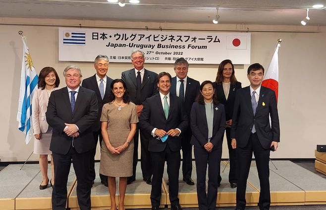 Lacalle Pou y autoridades de Uruguay y Japón. Foto: Secretaría de Comunicación de la Presidencia de Uruguay.