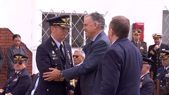 El presidente Orsi saluda al Jefe de la Esmade Rodolfo Pereyra tras su discurso.