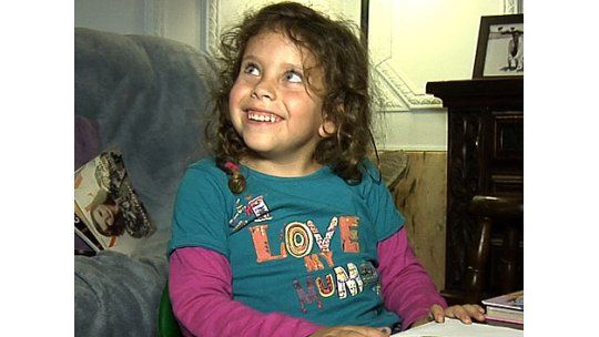 Niña con espina bífida necesita viajar a China para operarse