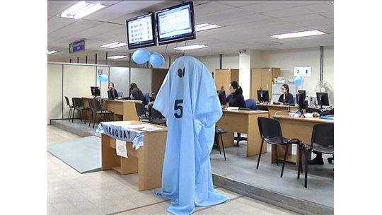 Oficinas públicas también se aprontan para ver Uruguay - Italia