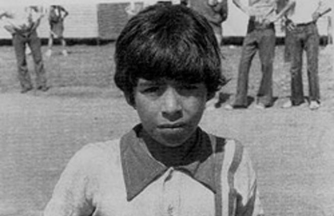 Maradona con la camiseta de Cebollitas a principios de los años 70. 