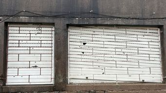 &nbsp;Foto: Mª. Eugenia Scognamiglio, Subrayado. La ventana con los impactos de bala en la casa donde estaba el bebé.