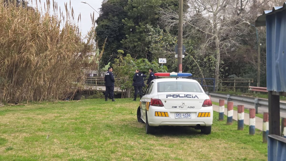 Investigan la muerte de un hombre que vivía en la calle en La Paz: fue encontrado semisumergido