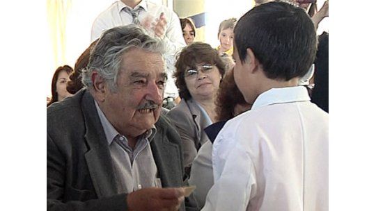 Mujica planea adoptar 30 o 40 niños cuando termine su mandato