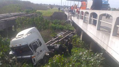 El camión rompió la baranda del puente y cayó. Foto: Policía Caminera.