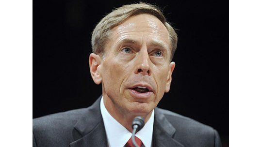 Director de la CIA renunció tras reconocer que engañó a su esposa