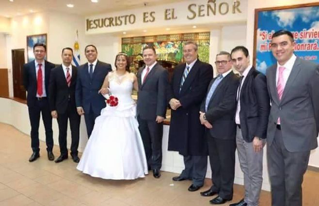Enrique Antìa (a la izquierda del novio)&nbsp; y Eduardo Costa (a la derecha de la novia) en una ceremonia religiosa pentecostal. Costa es director de Desarrollo Social de la Intendencia de Maldonado y líder de la Lista 75, por donde se expresan las ideas de la Iglesia Reino Universal de Dios