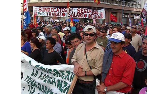 Crecen conflictos sindicales en medio de crisis con comunistas