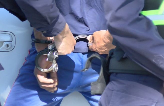 delincuente-esposado-esposas-policía.jpg