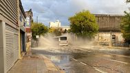 Tramo de Fernández Crespo amaneció inundado, sobre el puente de la calle Galicia