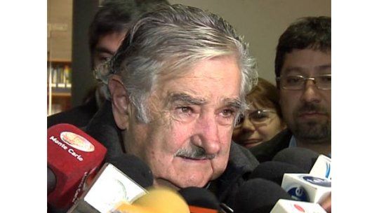 Mujica irónico con la oposición y ajeno al pamento