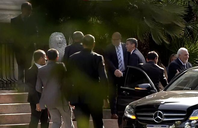 El presidente electo de Paraguay, Santiago Peña, llegando a la reunión con Lacalle Pou. 