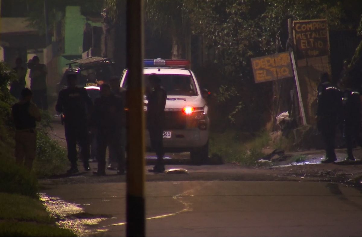 Mataron a tiros a un joven de 25 años en la Cruz de Carrasco: la Policía halló 15 casquillos