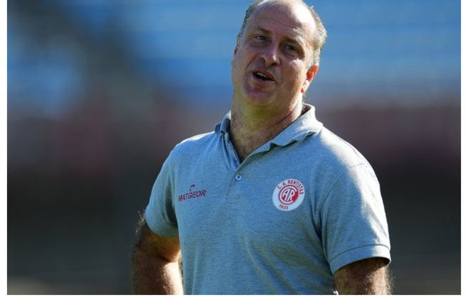 Alejandro Capuccio, un técnico experto en economía de recursos. Sacó campeón a Rentistas con un plantel corto.