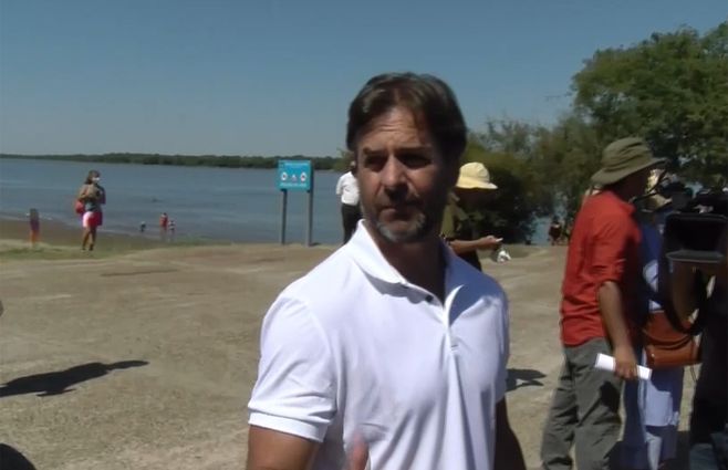 Lacalle Pou en San Javier, departamento de Río Negro, previo a la visita a las islas del río Uruguay.