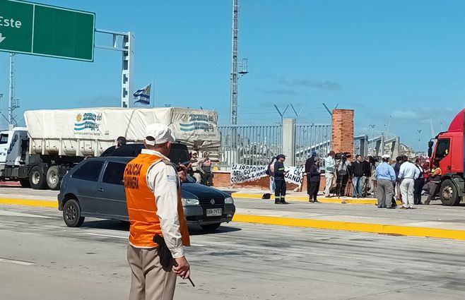 Sindicato del Transporte de Carga bloque el acceso al puerto de Montevideo.