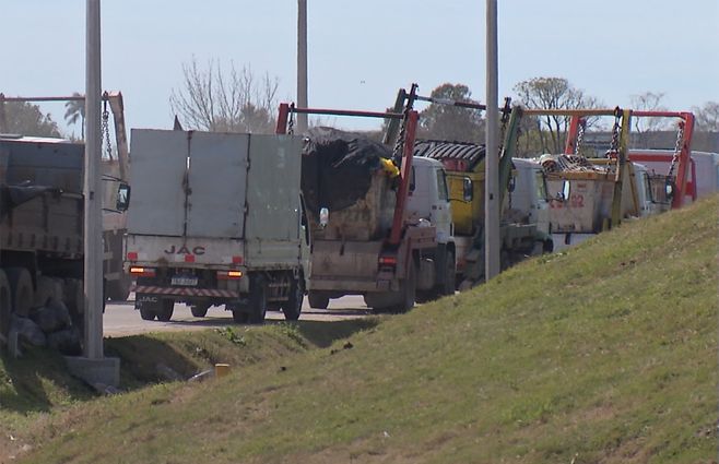camioneros-escombros-felipe-cardoso.jpg