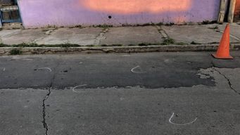 Foto de archivo. Vecinos y policías encuentran casquillos en las últimas horas en plenas calles del barrio Marconi.