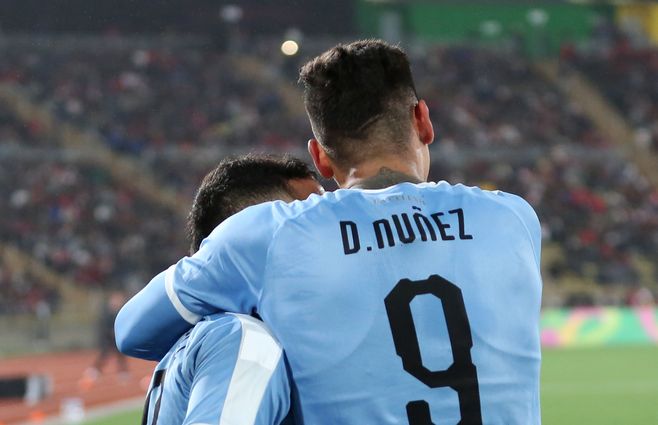 Darwin Núñez y Leo Fernández celebran uno de los goles ante Perú en el debut. es la socieddad clave del gol para los celestes en el torneo.&nbsp;
