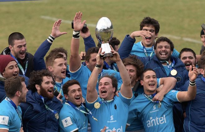 Manuel Gaminara, capitán de Los Teros, levanta el trofeo de la World Rugby Nations Cup en 2017.&nbsp;