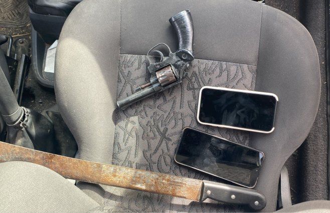Foto cedida a Subrayado. La Policía le incautó dos armas, celulares y la bandera a los sospechosos.