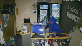 artigas: intento robar un celular en la tarde, no pudo y volvio en la madrugada; se llevo unos 40 aparatos