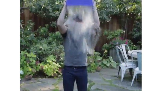 Zuckerberg desafía a Bill Gates a echarse un balde agua helada