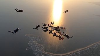 el salto grupal de paracaidistas que llamo la atencion en punta del este