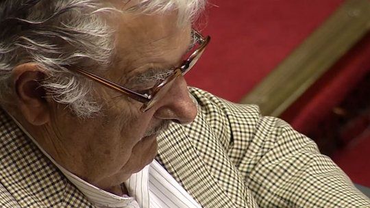 Mujica-lee-senado.jpg