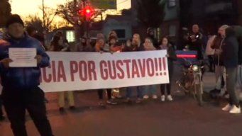 Foto: Subrayado. Reclamo de justicia por Gustavo, por parte de familiares, amigos y compañeros de trabajo.