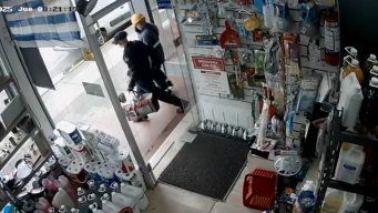 Imagen de cámara de videovigilancia cedida a Subrayado. Los delincuentes vestidos de policía y obrero.