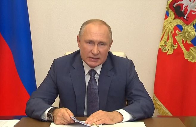 Putin-con-bandera-diciembre.jpg