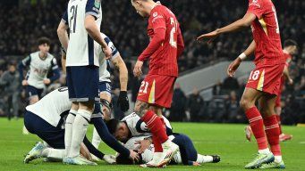 preocupacion por rodrigo bentancur, cayo desvanecido en la cancha y fue evacuado en el tottenham-liverpool