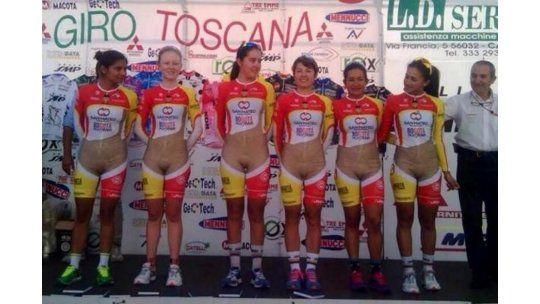 Uniforme de ciclistas colombianas sorprende en el Giro de Toscana