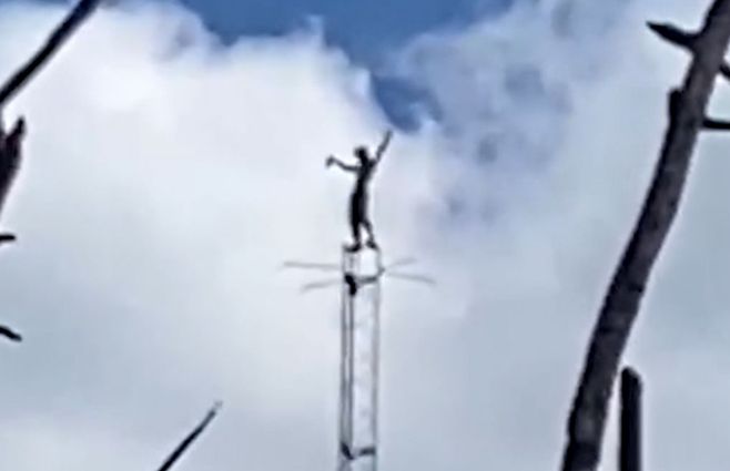 hombre-antena-salto-parado