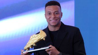 Mbappé con su Bota de Oro. Foto: AFP