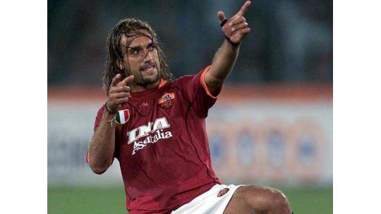 Batistuta apenas puede caminar por los dolores de su rodilla
